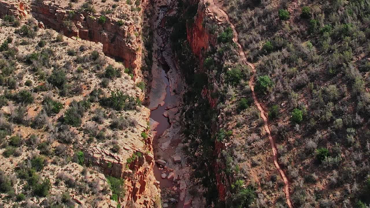 Fas'ta gündüz vakti kayalık kanyon ve nehrin havadan görüntüsü.