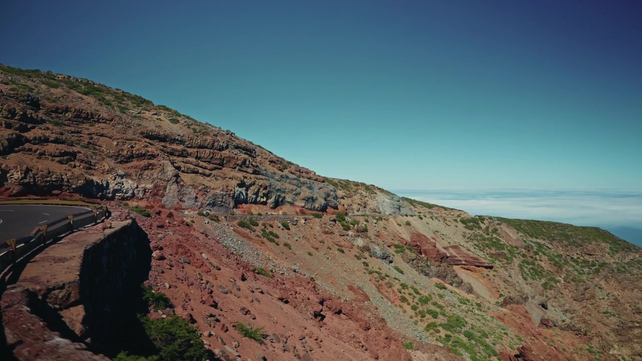 Sulla strada per l'Osservatorio Roque De Los Muchachos, La Palma, Isole Canarie. Vista del paesaggio ad alta quota e delle nuvole in lontananza