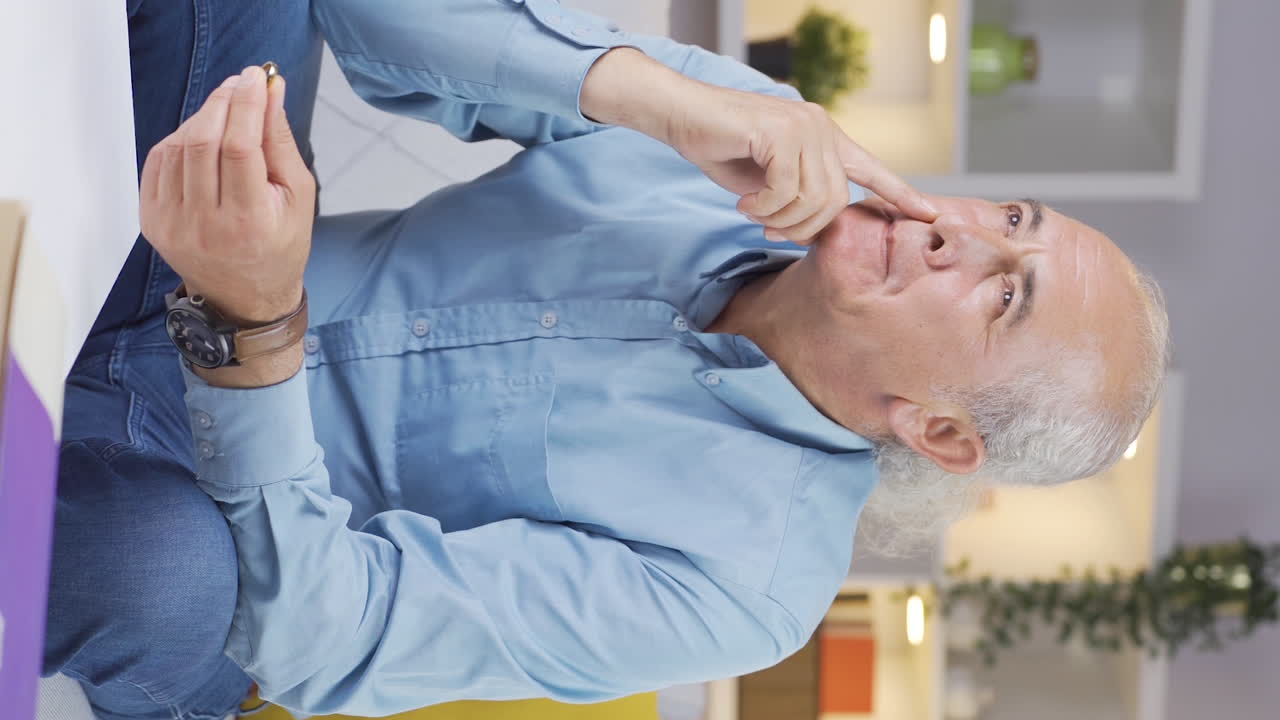 손에 반지를 들고 결혼 제안 준비의 수직 비디오.