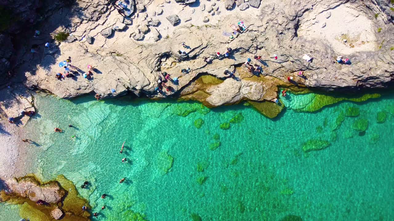 캐나다 온타리오 에 있는 휴론 호수 의 한 부분 인 크리스탈 투명 한 물 을 가진 숨겨진 보석 인 조지아 만 위 에서 촬영 된 공중 드론