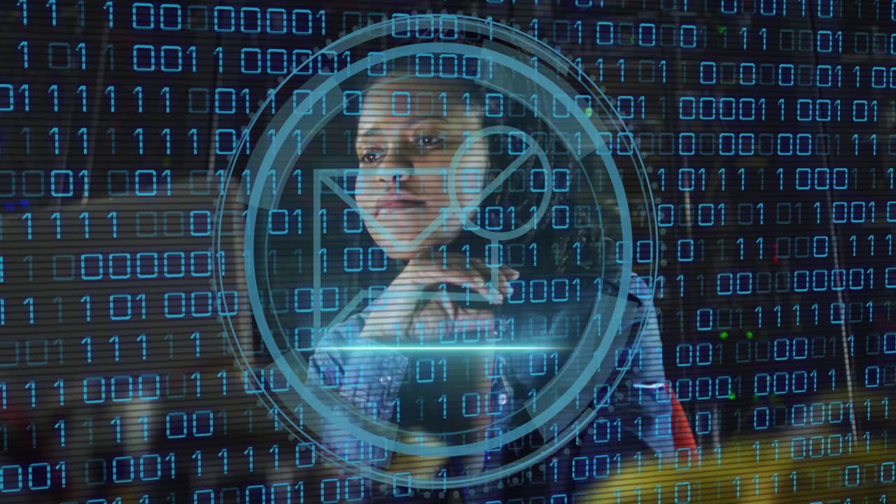 animación del procesamiento de datos sobre una trabajadora afroamericana en la sala del servidor