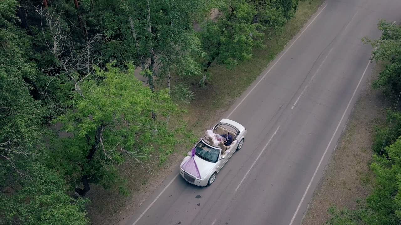 vista superiore coppia in matrimonio celebrativo cabriolet