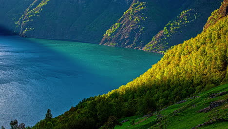 Toma-De-Lapso-De-Tiempo-De-La-Corriente-Que-Fluye-Rápidamente-Del-Fiordo-Noruego-Durante-El-Día-Soleado-Entre-Montañas-Verdes-En-Otoño