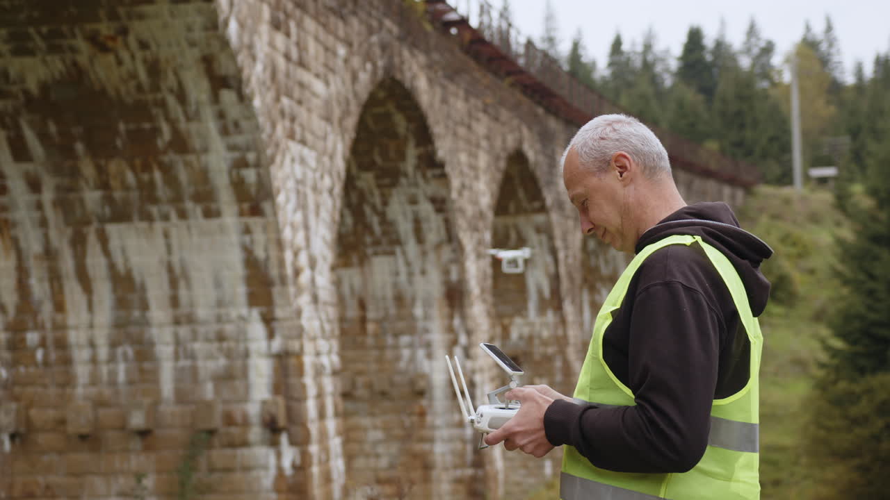 operador de avión no tripulado inspeccionando el viejo puente
