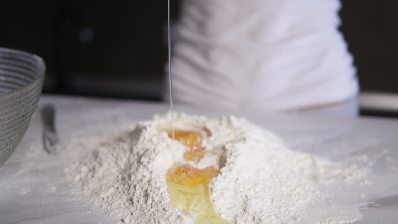 부 ⁇  테이블 위에서 두 번째 달 ⁇ 을 밀가루로  ⁇ 는 여성 손의 근접한 모습