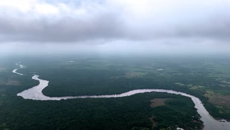 Toma-Aérea-De-Un-Río-En-La-Selva-De-Veracruz-En-México.