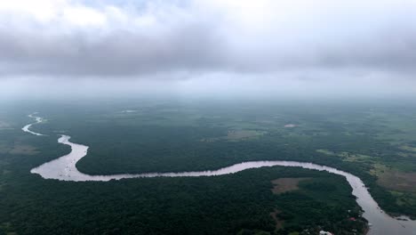 fotografía aérea de un río en la selva de veracruz en méxico