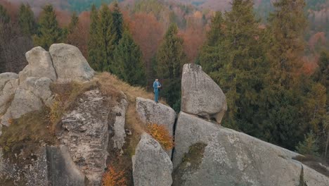 Junger-Mann-Auf-Dem-Hügel-Eines-Berges.-Geschäftsmann.-Bräutigam.-Bräutigam.-Antenne