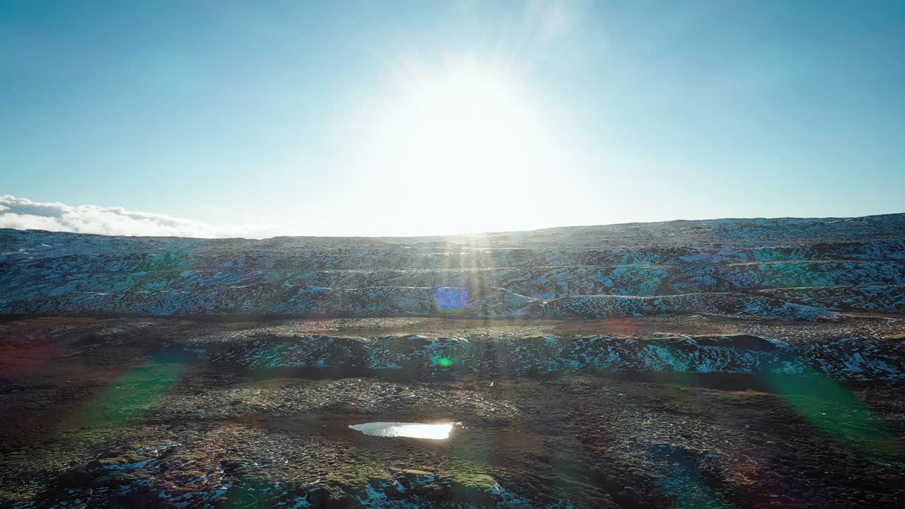paisaje de montaña de nieve soleada en antena de islandia