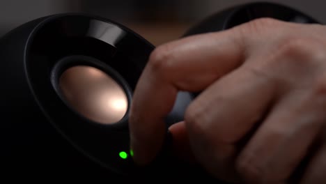 encender a mano los altavoces de sonido negro. cerrar la vibración altavoz de música de sonido fuerte. reproducción del sistema estéreo musical