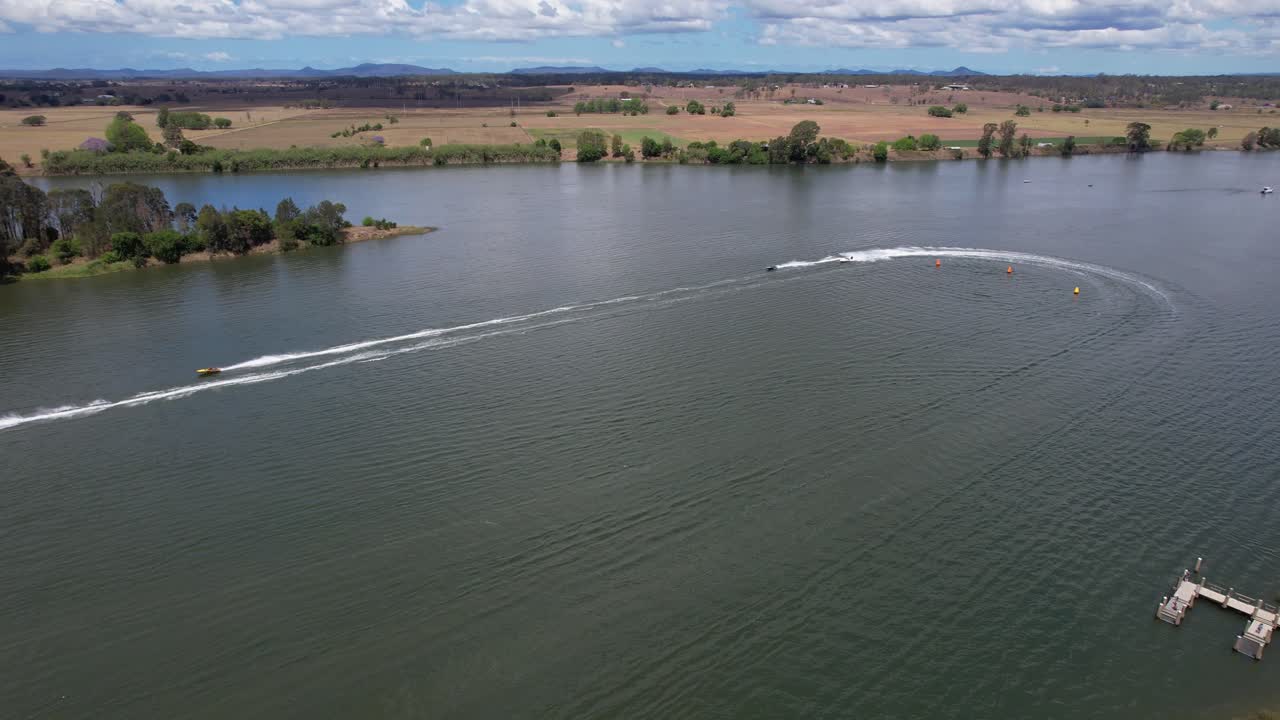 barcos a reacción acelerando en el río clarence