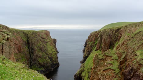 Zeitraffer-Von-Grünen-Klippen-Mit-Nistenden-Vögeln-Und-Blick-Auf-Das-Meer