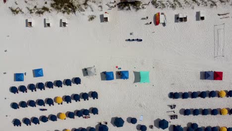 Vista-Aérea-De-Un-Lujoso-Resort-De-Playa-O-Acceso-A-La-Playa-Del-Hotel-Con-Silla,-Colorido-Servicio-De-Playa-Con-Sombrillas