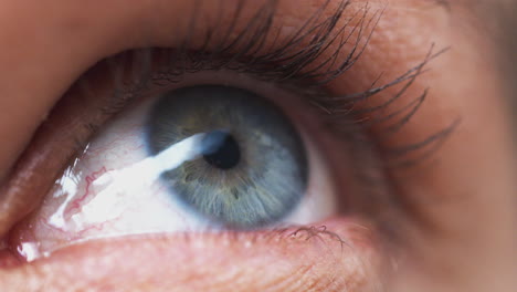 extremo primer plano del ojo mientras el hombre mira a su alrededor y a la cámara en el estudio