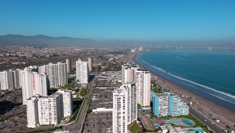 Dolly-En-Vista-Aérea-De-Edificios-Exclusivos-En-La-Costanera-De-La-Serena,-Chile-En-Un-Día-Soleado