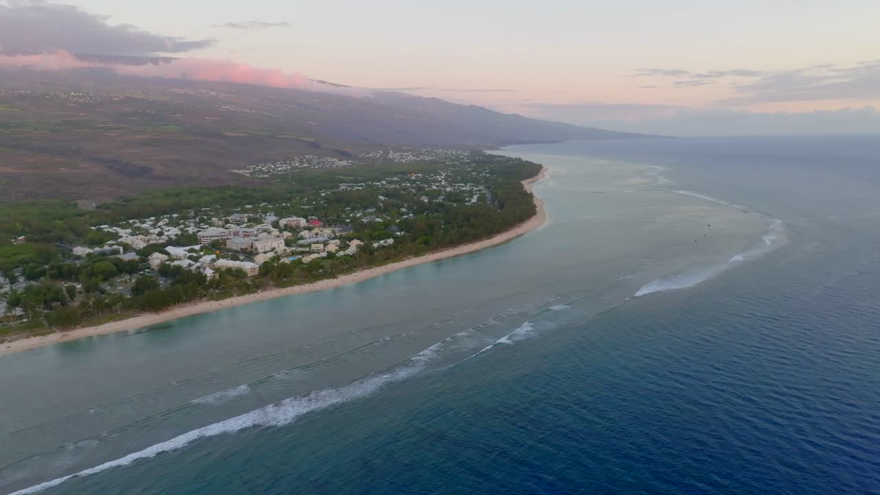 루니온 섬의 해안은 드론으로 촬영되었습니다. 세인트-기일 레스 바인