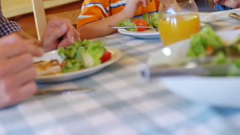 padre e hijo comiendo en el restaurante 4k