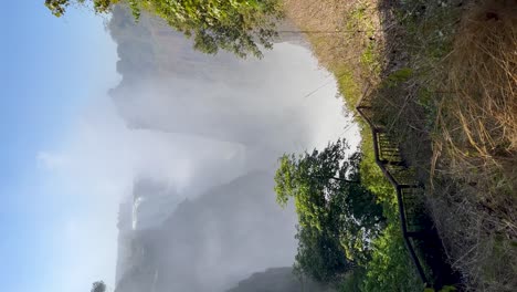 Pulverización-De-Agua-Vertical-En-Las-Cataratas-Victoria,-Lado-De-Zimbabwe