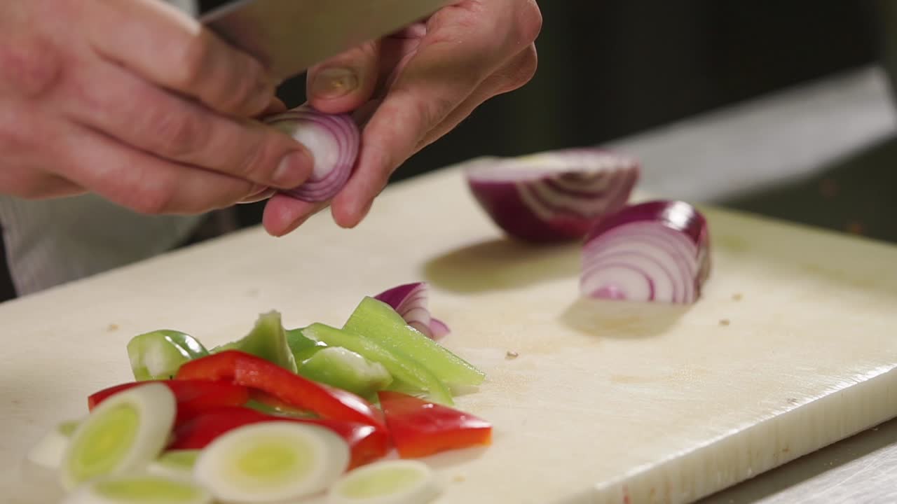 chef cortando verduras