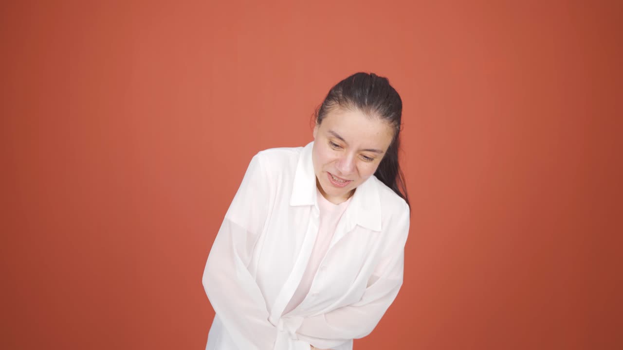 위통을 겪는 여성.