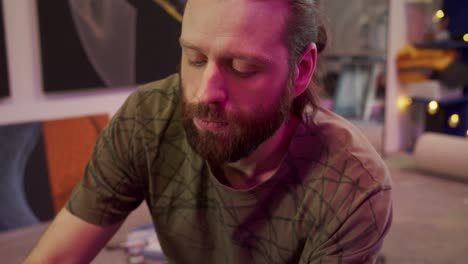 un pintor talentoso está filtrando pinturas