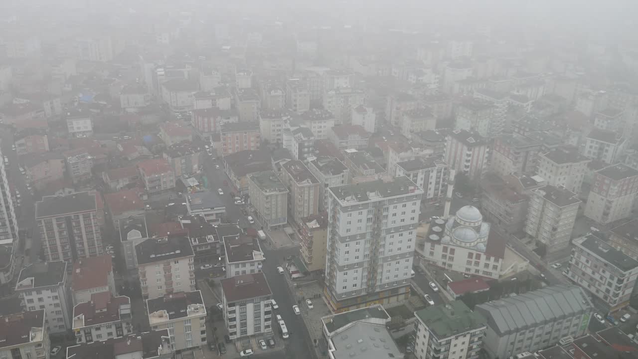 안개가 많은 날에 이스탄불 주거 건물,