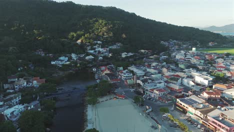 vista aérea del canal y el área urbana del distrito de barra da lagoa en florianópolis, brasil