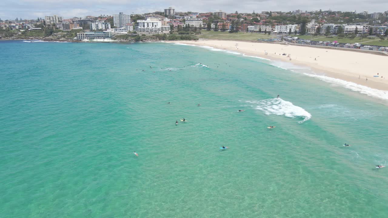 серферы занимаются серфингом на пляже бонди у синего моря летом в бонди, нсв, австралия