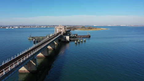 Una-Toma-Aérea-Sobre-La-Bahía-Cubierta-De-Hierba-En-Queens,-Nueva-York