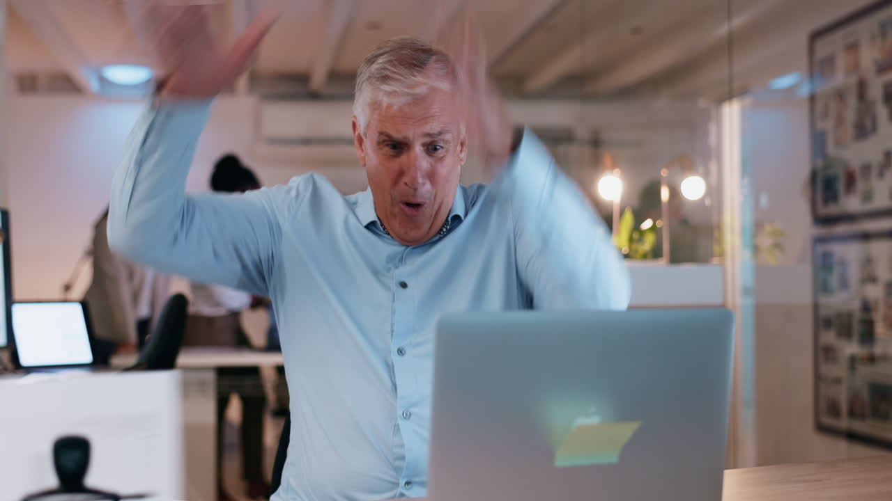 negocios, error y hombre maduro con una computadora portátil