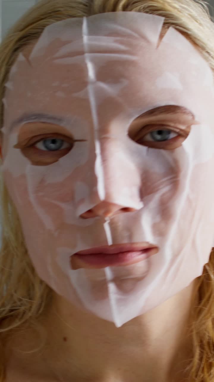 얼굴 마스크 를 착용 하는 여자