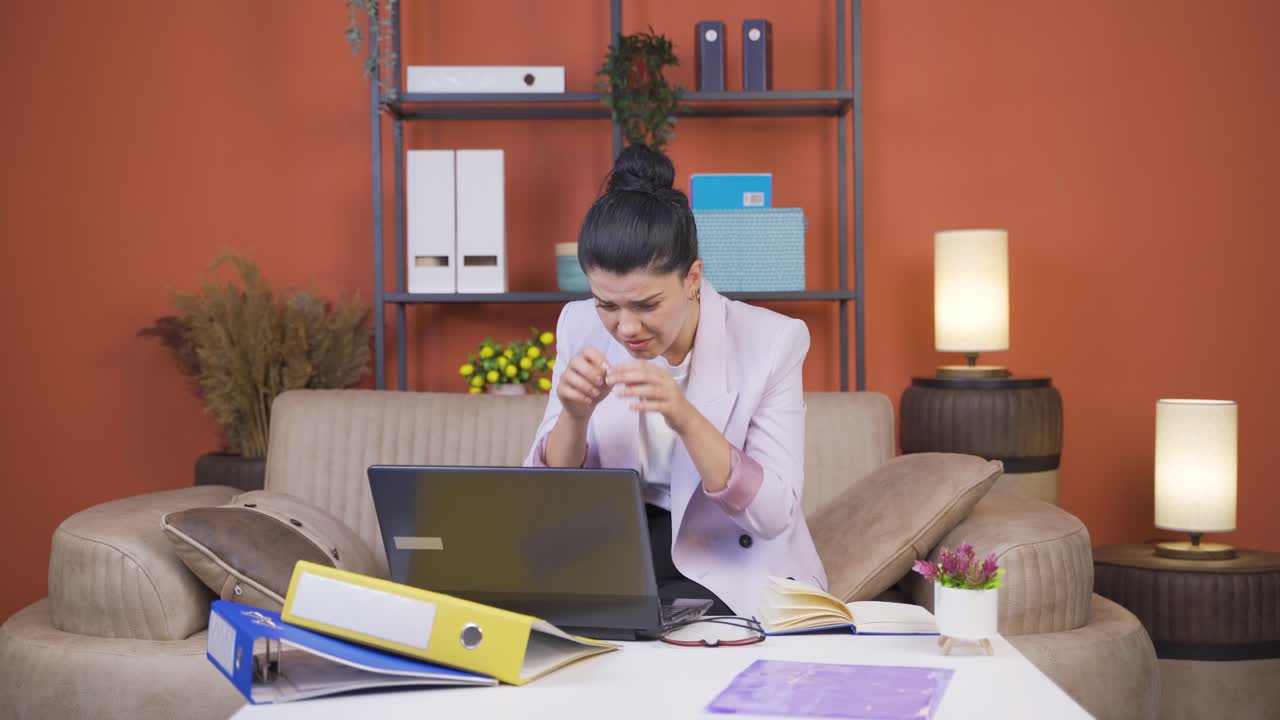 una joven trabajadora de oficina en casa tiene problemas de discapacidad visual.