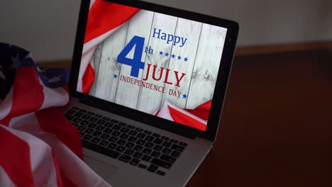 Laptop-Mit-Der-Aufschrift-„Happy-Independence-Day“-Auf-Der-US-Flagge.