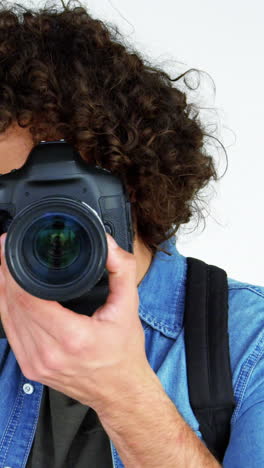 fotógrafo que toma fotos con una cámara digital profesional