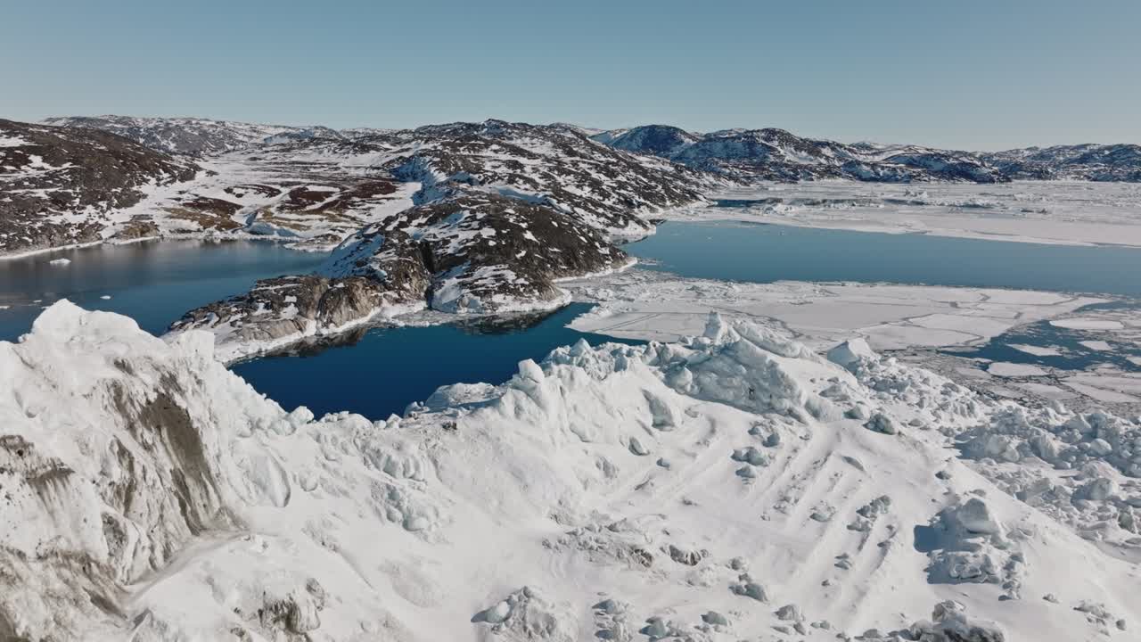 ilulissat icefjord의 바다와 얼음 위의 드론