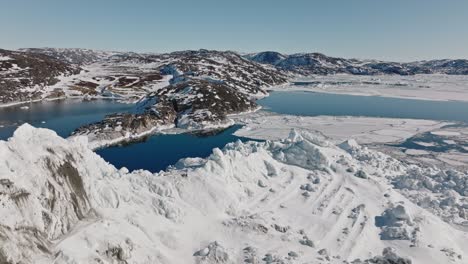 avión no tripulado sobre el mar y el hielo del fiordo de hielo de ilulissat