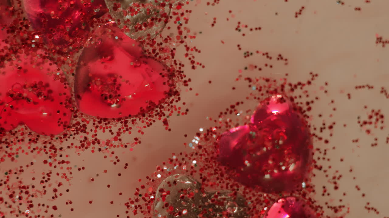 맑은 물에 있는 아름다운 반짝이는 빨간색과 흰색 하트 보석 - 가까이