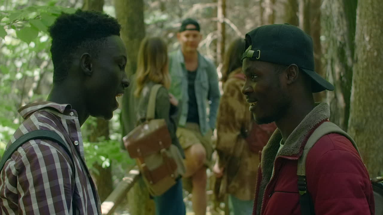 숲에서 이야기하는 친구들