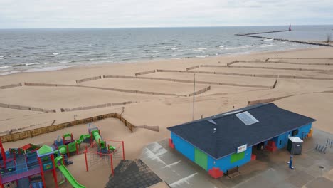 Maquinaria-Reestructurando-El-Diseño-De-Arena-En-Una-Playa.