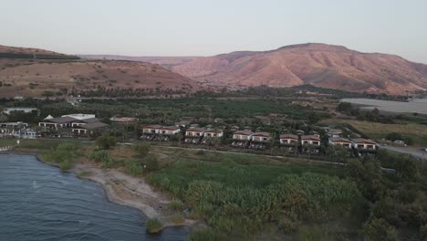 órbita aérea de hermosas villas a lo largo de la costa del mar de galilea