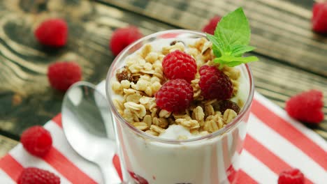 vaso de yogur con granola y bayas