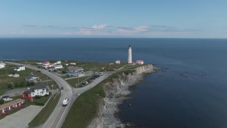 Cap-des-rosiers-Leuchtturm-Mit-Malerischem-Blick-Auf-Den-Golf-Von-Saint-Lawrence-Im-Sommer-Auf-Der-Gaspe-halbinsel,-Quebec,-Kanada