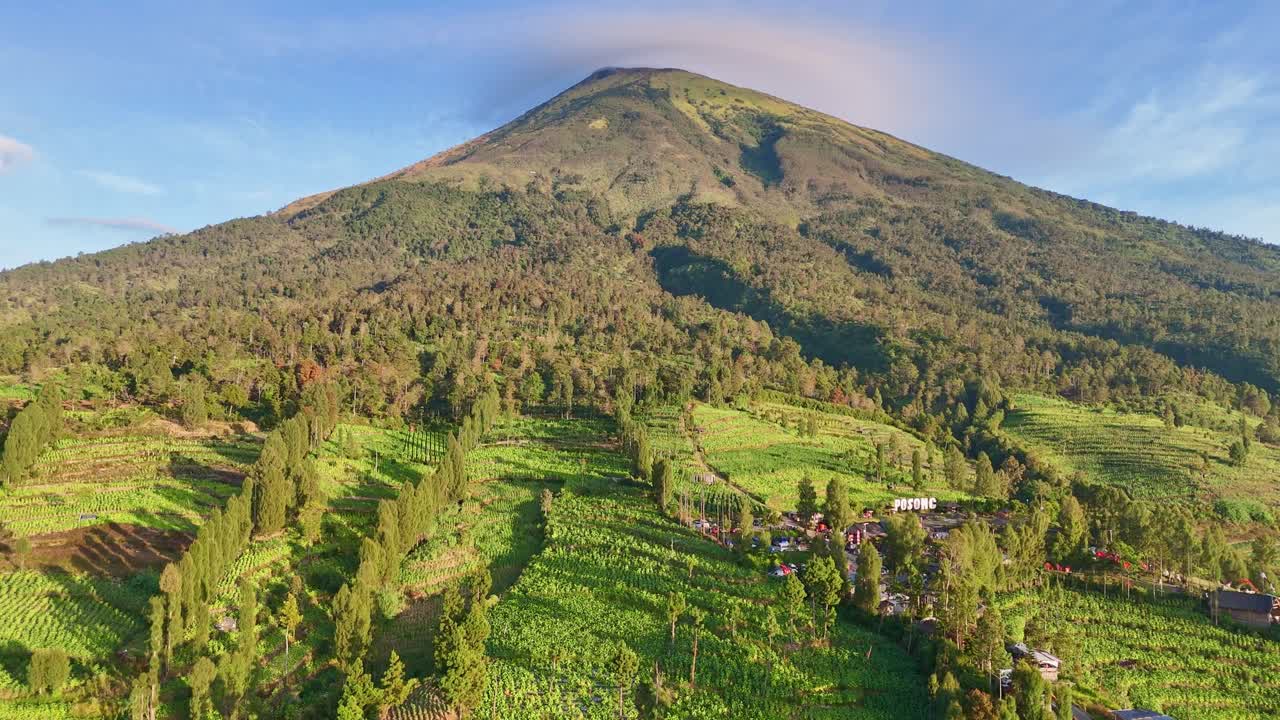 vuelo de avión no tripulado sobre las laderas del monte sindoro con plantaciones de tabaco en indonesia