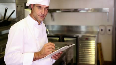 el guapo chef escribiendo en el clipboard