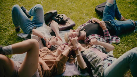 Amigos-Acostados-Y-Disfrutando-Durante-El-Picnic-En-El-Parque.