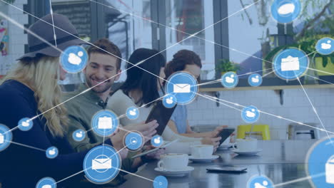 animación de una red de iconos digitales sobre diversos empresarios que utilizan dispositivos electrónicos en la oficina