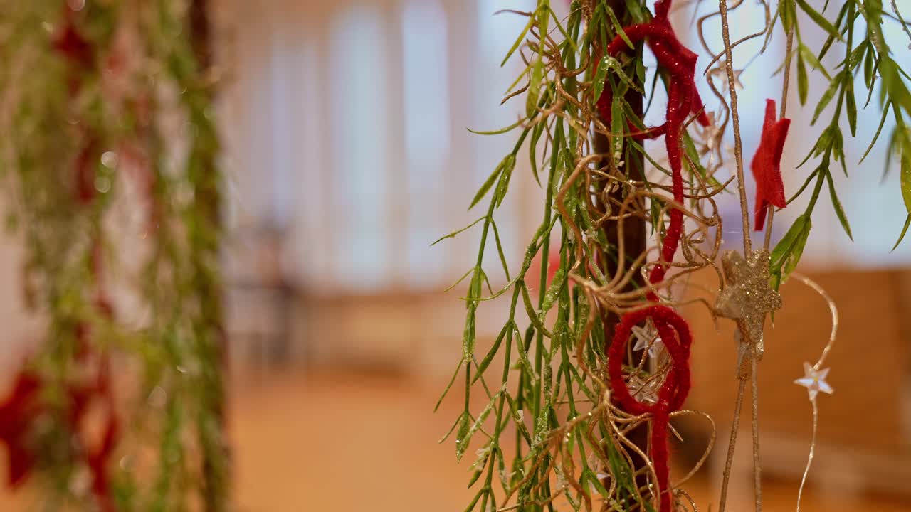 Schöne Weihnachtsdekoration in warmen Tönen. Hintergrundvideo.