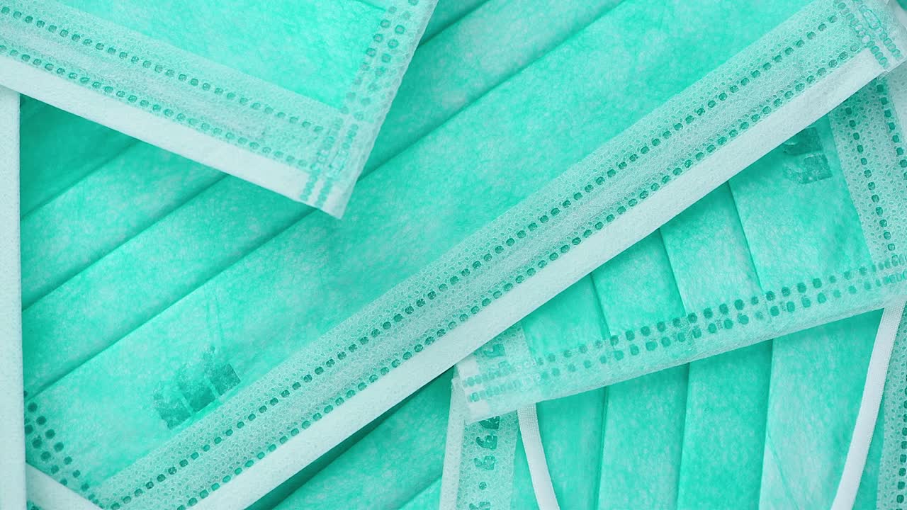 máscara facial quirúrgica en una mesa giratoria (con bucle sin costuras)