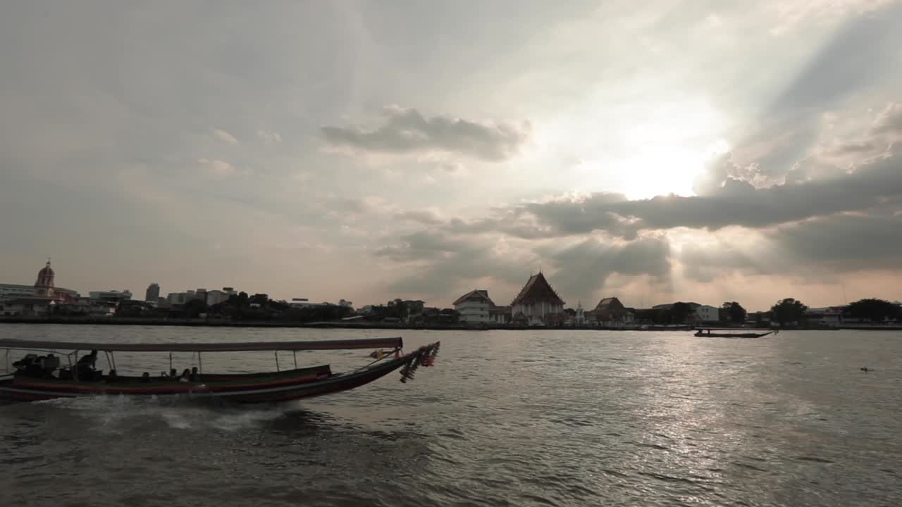 코크 태국에서 해가 지는 강 보트와 뒷면에 사원