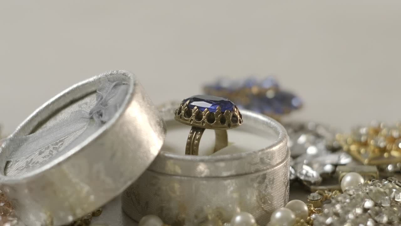 красивые модные и винтажные ювелирные изделия с драгоценными блестящими камнями, жемчугом и бриллиантами для женщин